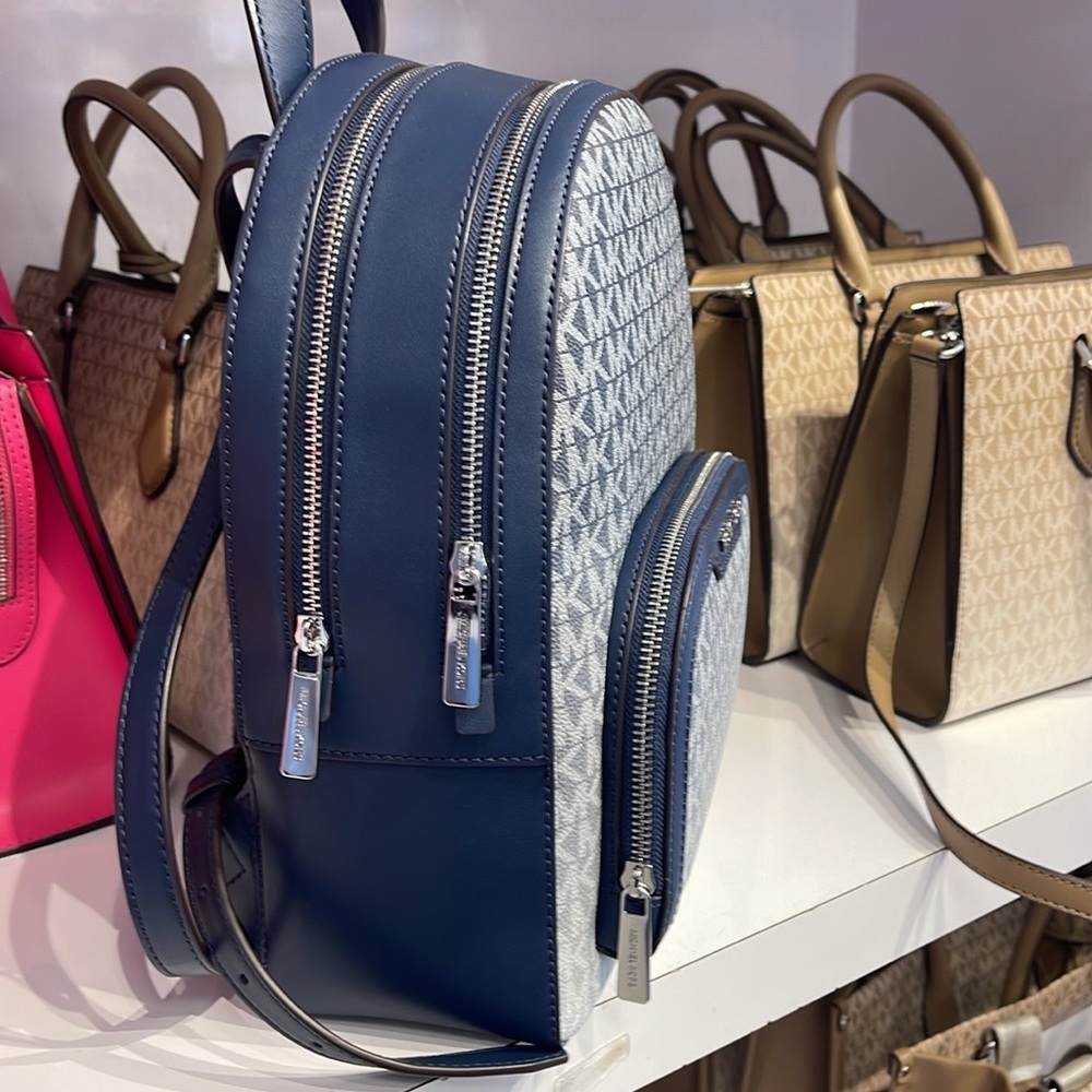 Michael Kors Jaycee Medium Ombré Signature Logo Backpack
Navy
NWT - Picture 8 of 13